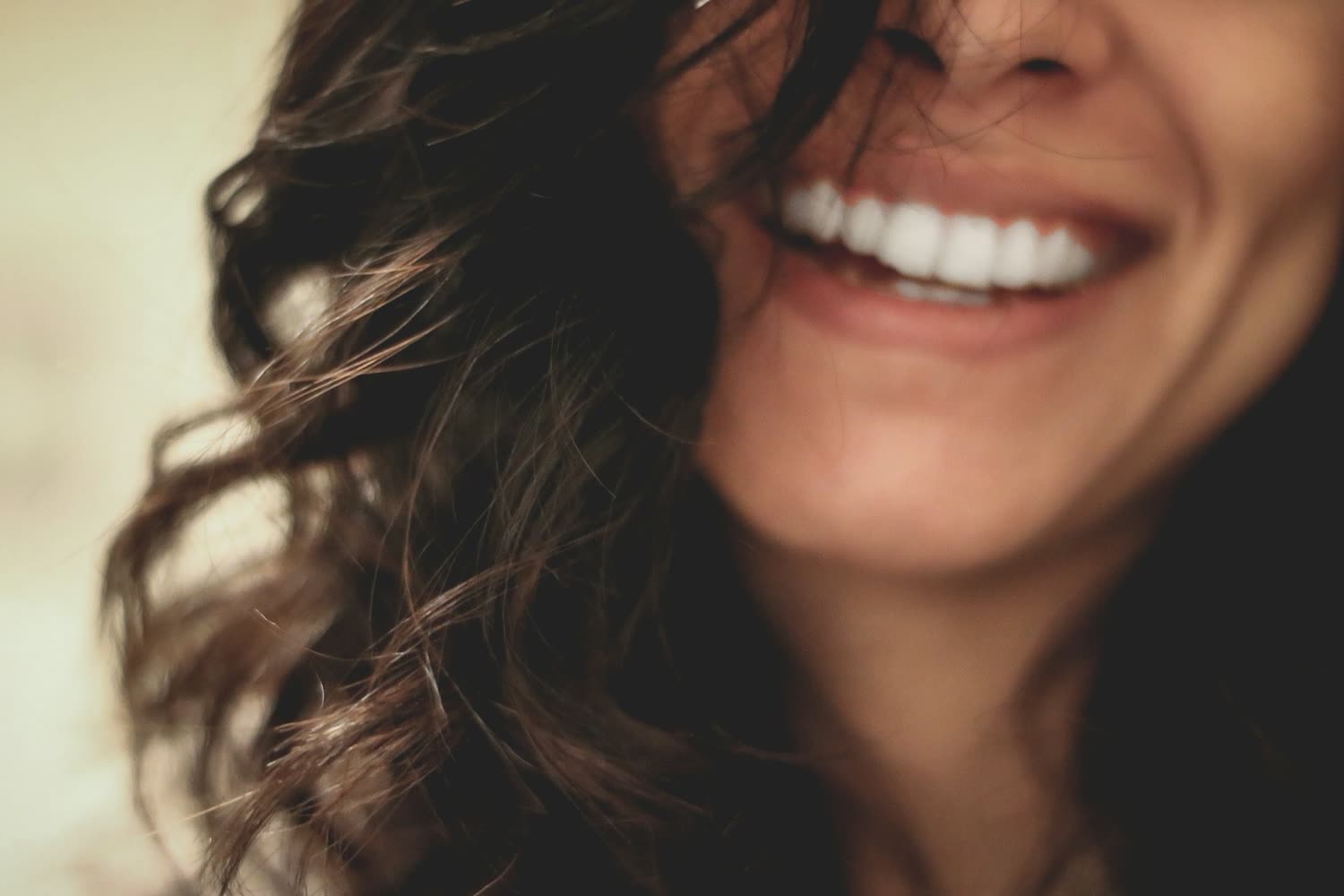 Paciente de la clínica sonriendo tras su tratamiento